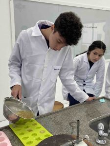 Aluno realiza a produção de cosmético natural em Laboratório de Química do Colégio BONJA.