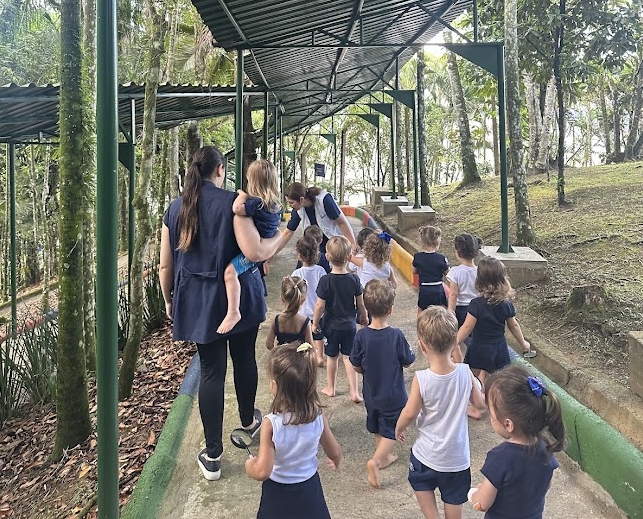 Alunos na trilha do Bonjinha