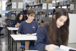 Alunos estudando no colégio BONJA, Joinville SC