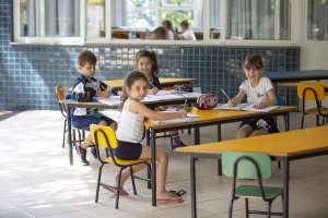BONJA - Crianças estudando juntas no ambiente externo