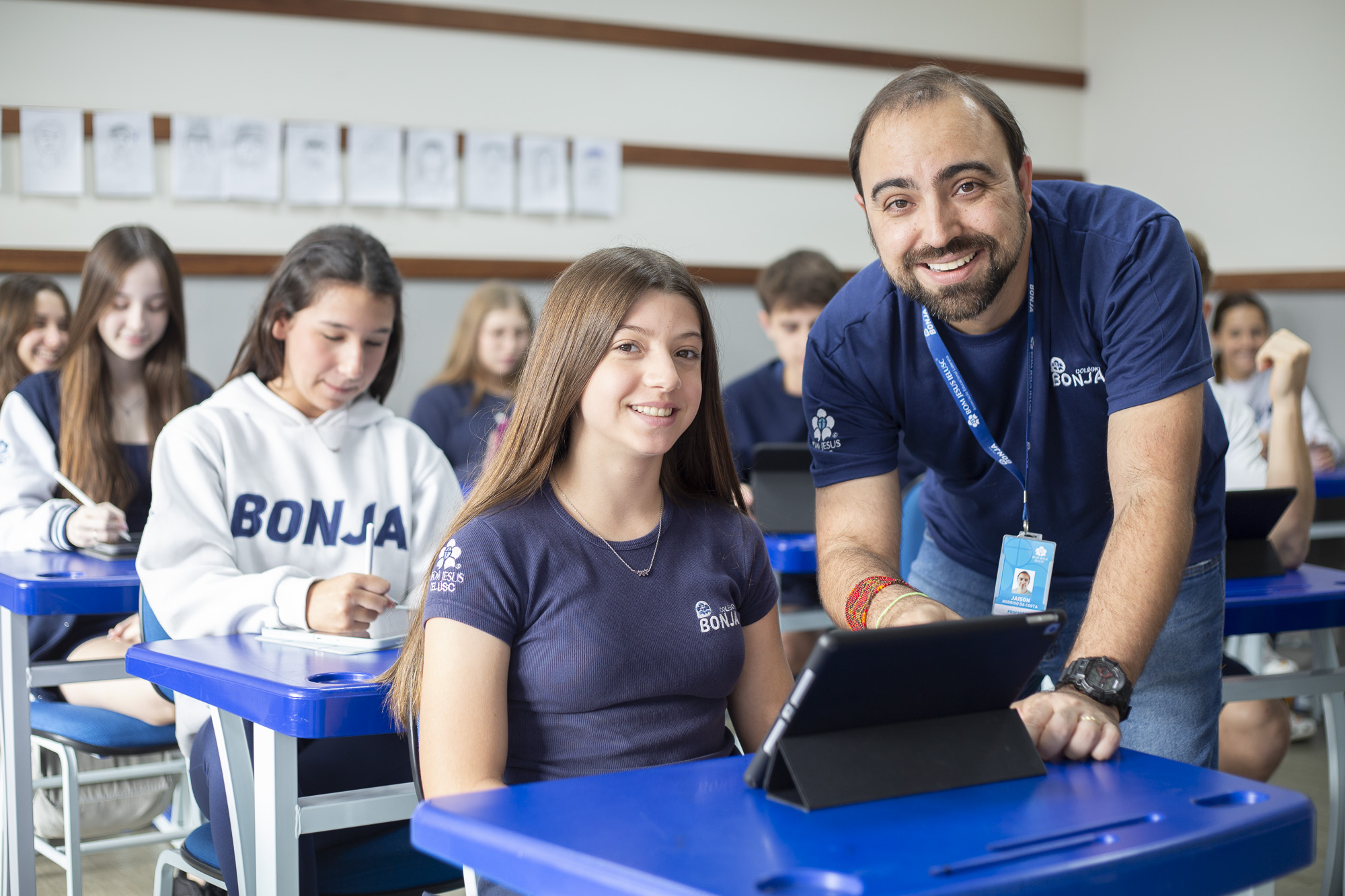 BONJA - Aluna estudando com auxílio de professor