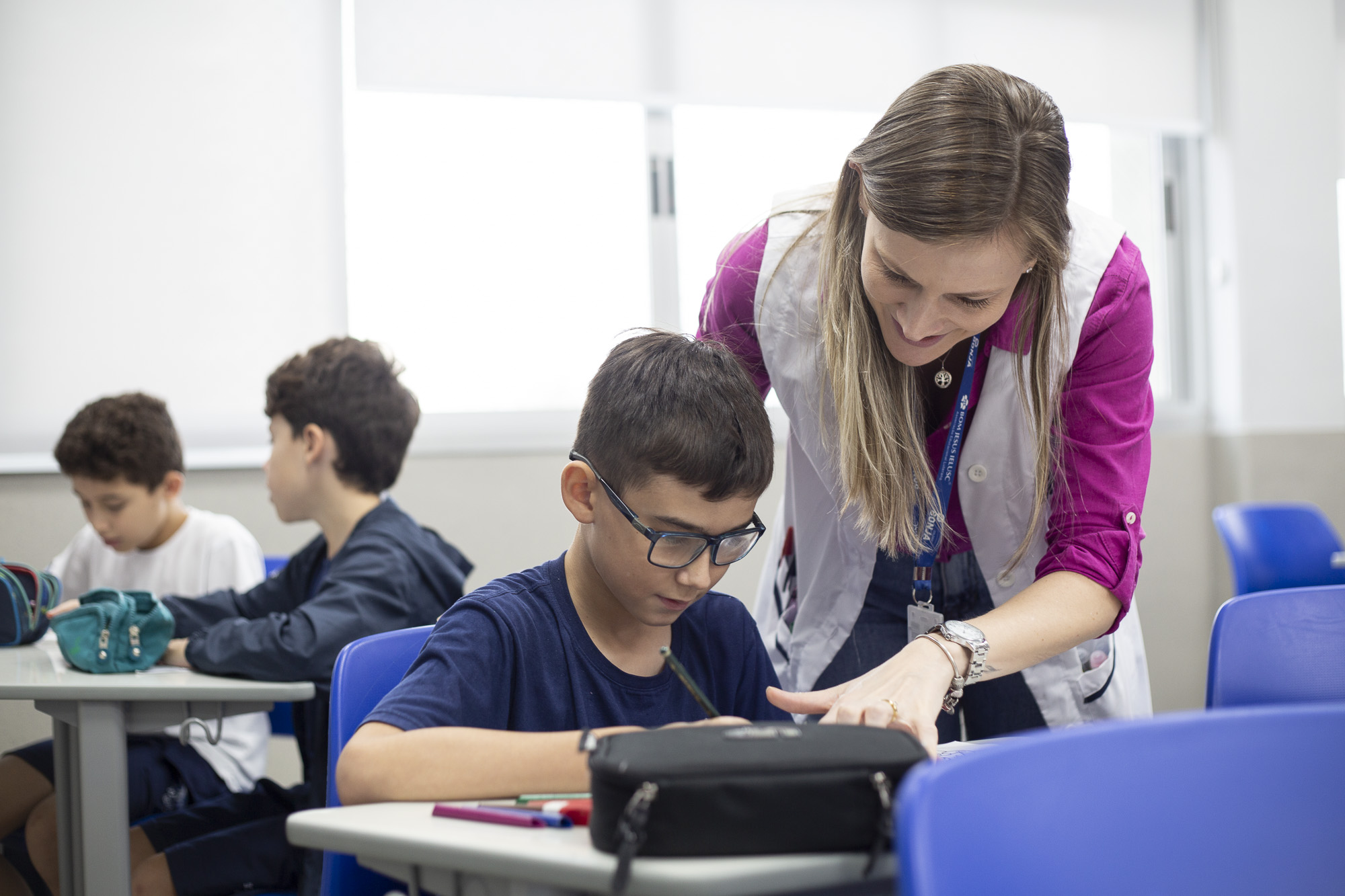 BONJA - Aluno estudando com auxílio de professora