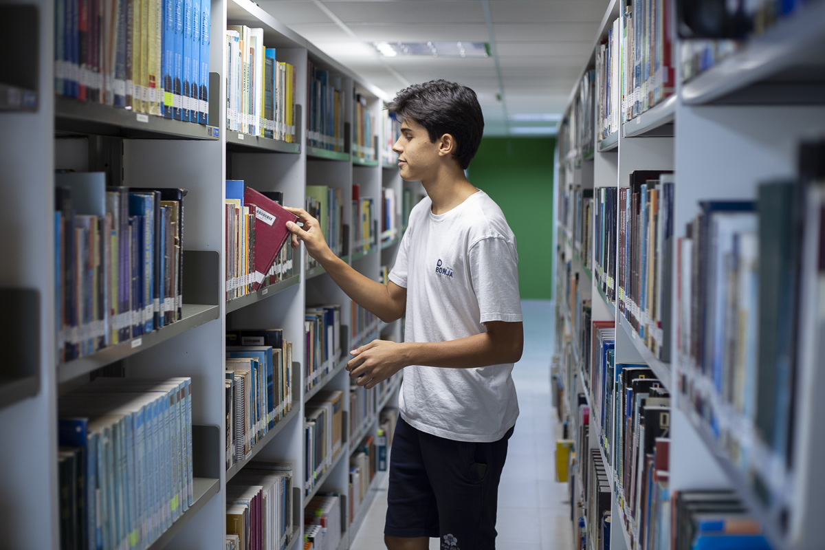 BONJA - Aluno na biblioteca