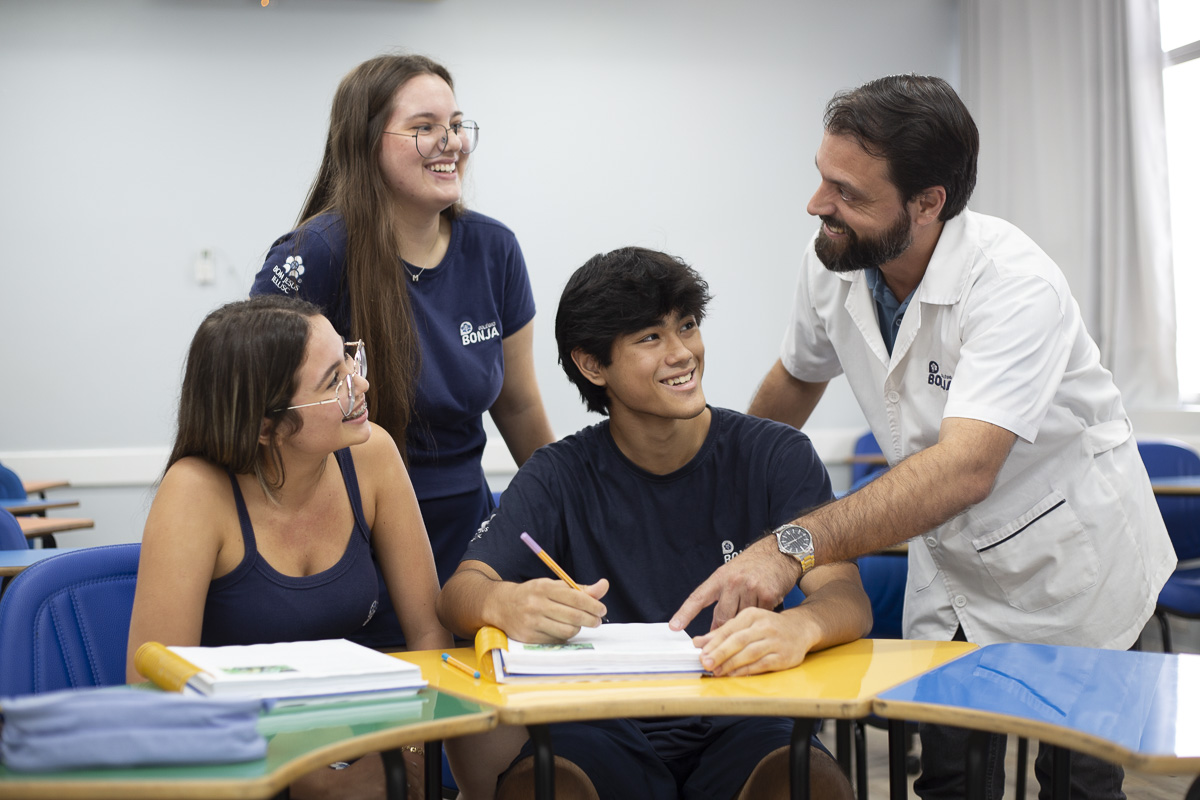 BONJA - Alunos e professor na sala de aula